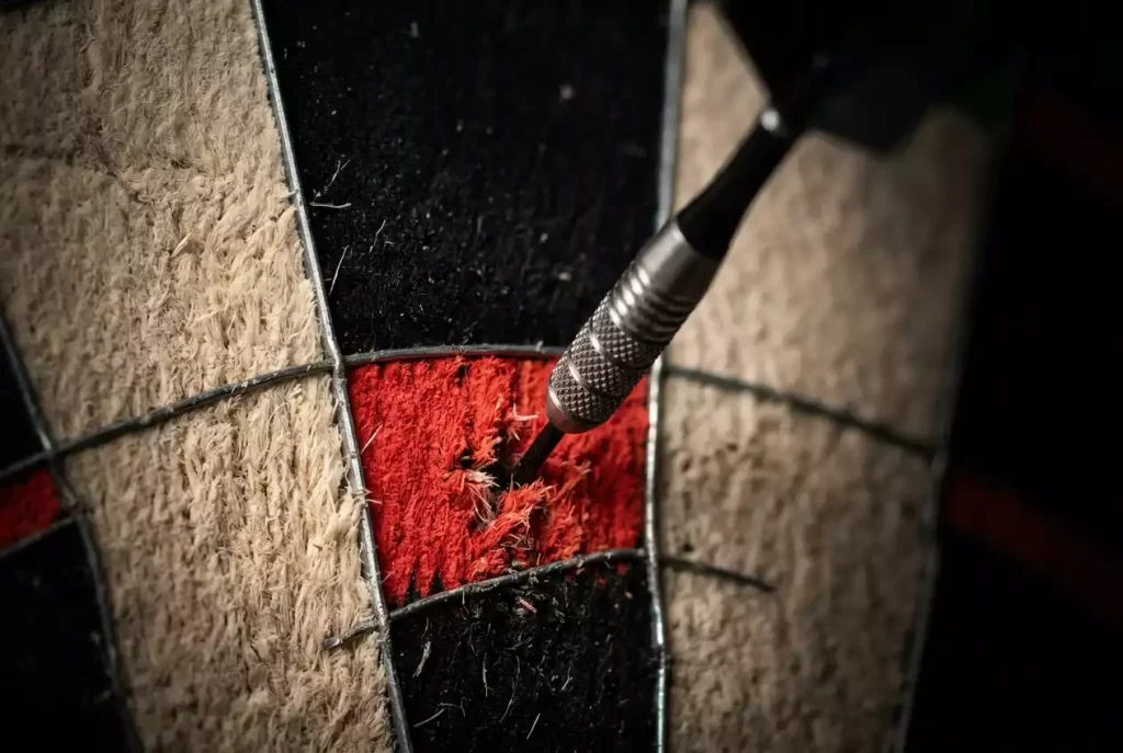 Checkout-Quote bei Darts – Nahaufnahme eines Darts im Doppelfeld der Dartscheibe