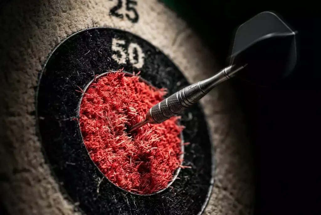 Checkout-Wetten bei Darts – Dart trifft Bullseye auf professioneller Dartscheibe